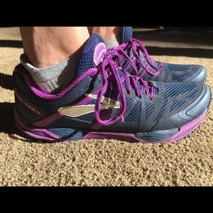 Brooks Cascadia SIZE 9 running shoe.